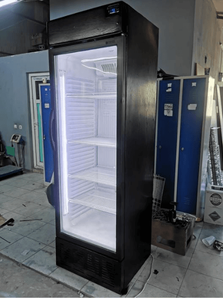 Vitrină frigorifică verticală, 208cm înălțime, 67cm lățime, 60cm adâncime