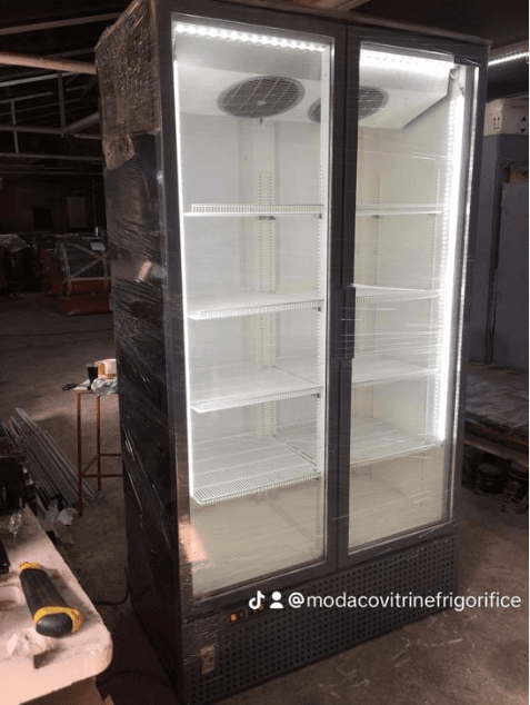 Vitrină frigorifică verticală dublă, 210cm înălțime, 120cm lungime, 70cm adâncime